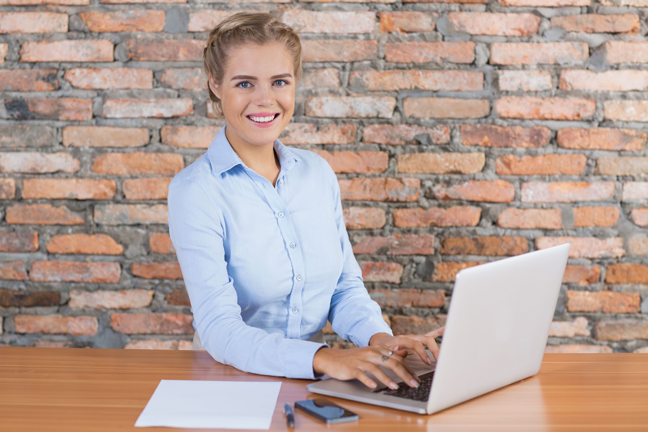 happy business woman working laptop desk (1)